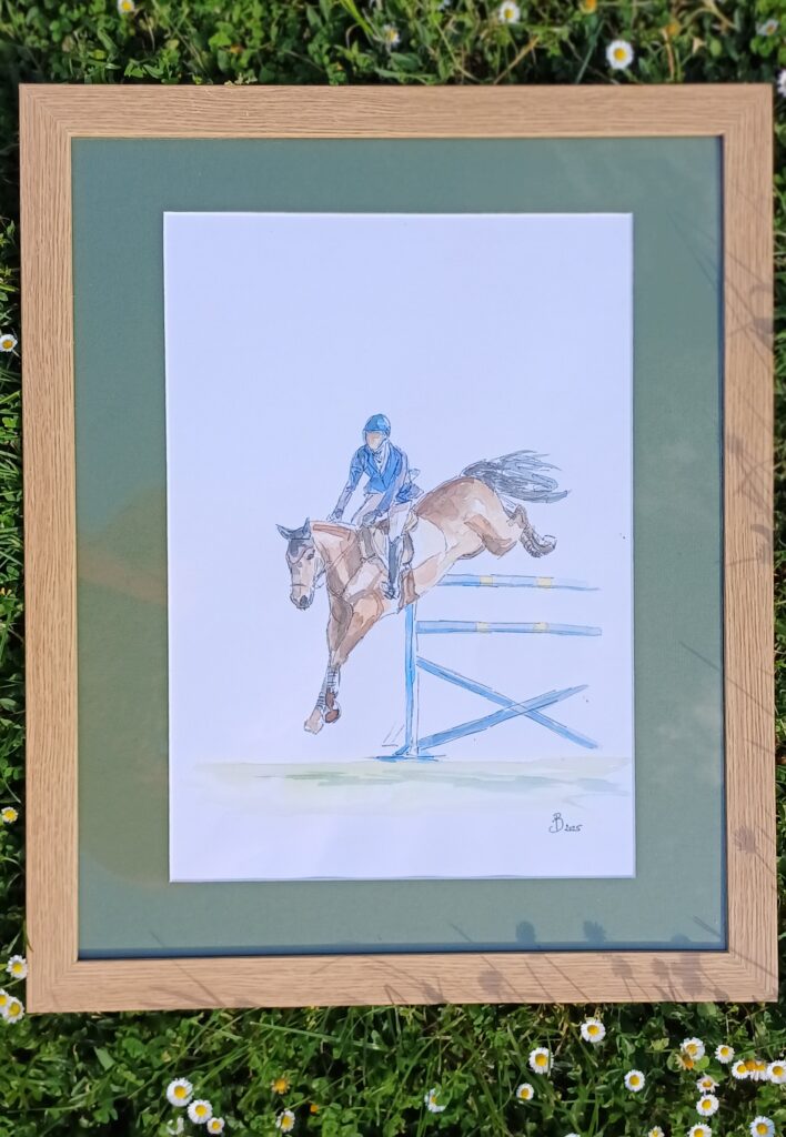 cavalier en tenue bleue qui vint de sauter un obstacle sur son cheval marron aquarelle et crayon noir