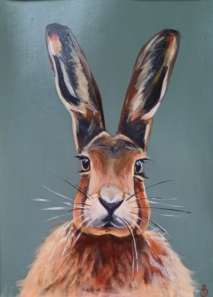 peinture à l'acrylique d'un lièvre qui nous regarde dans les yeux sur fond sauge