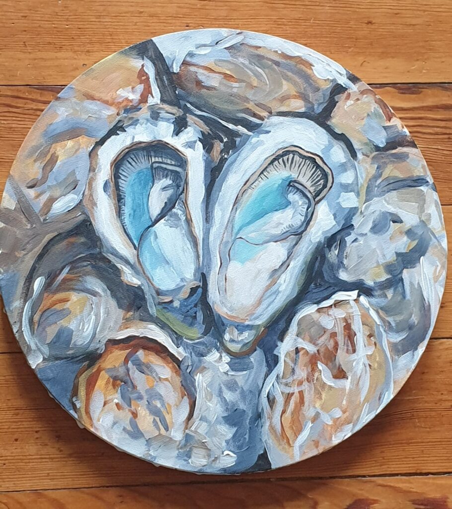 huitres peintes sur toile ronde tons gris, bleus, marrons