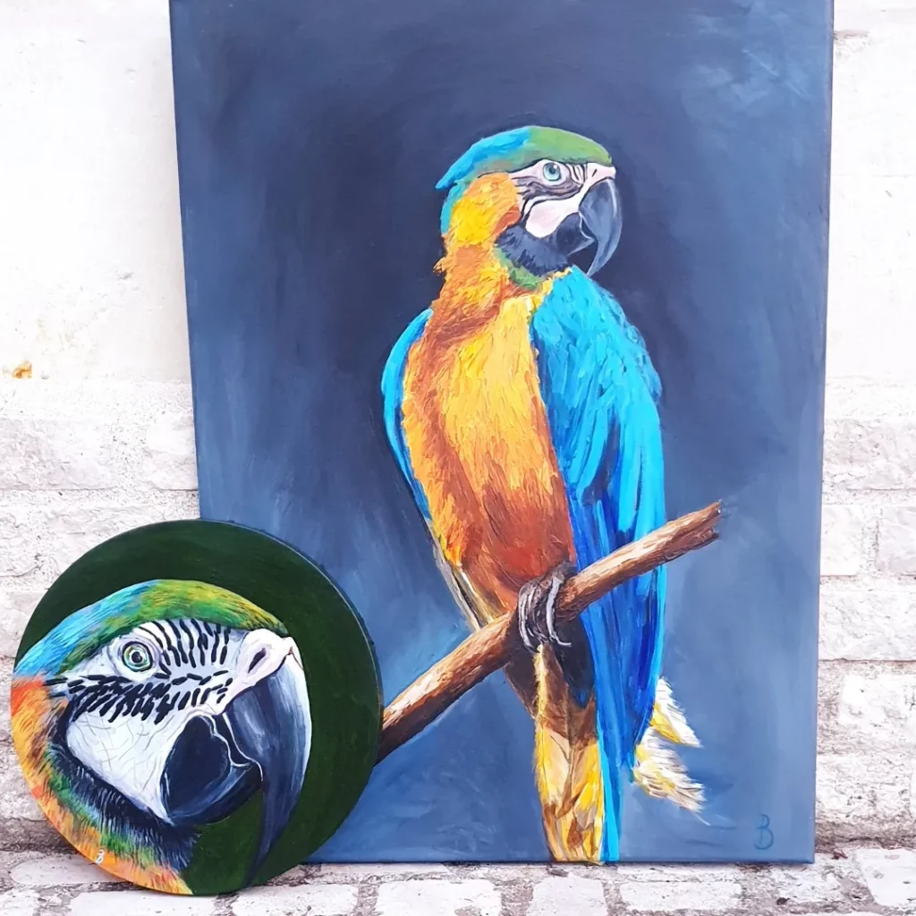 peinture acrylique d'un ara jaune et bleu sur fond gris