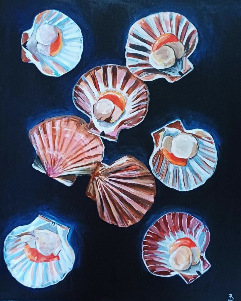 peinture de coquilles saint jacques sur fond noir et bleu marine à l'acrylique