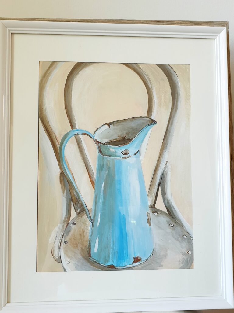 peinture de broc bleu vintage posé sur une chaise